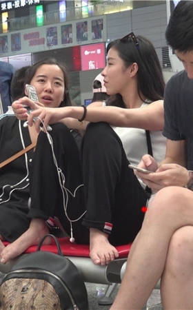 听歌的美女