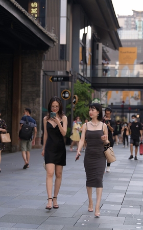 两个吊带裙小姐姐