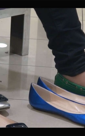 商场试鞋的美女