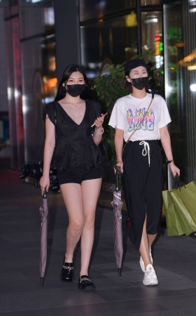 深V热裤微胖女孩 [17P]