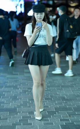 ★白皙百褶超短裙美女 [14P]
