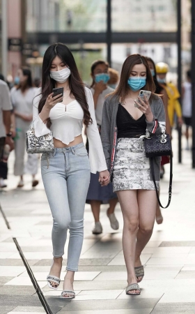 紧身牛仔裤白衣女孩 雍容雅步的气质 [29P]