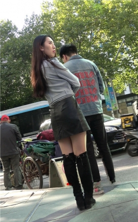 长靴黑皮裙小姐姐