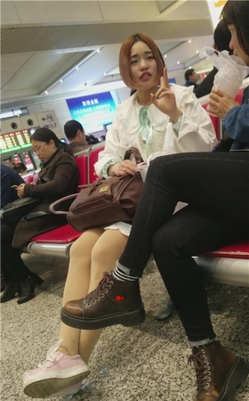 肉丝短发妹子