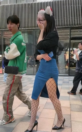 搭讪街拍蓝色开衩裙，网袜美女 [8P]