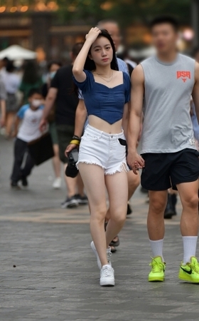 雨中白热裤美女