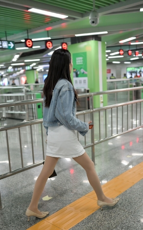 地铁站的丝袜美女