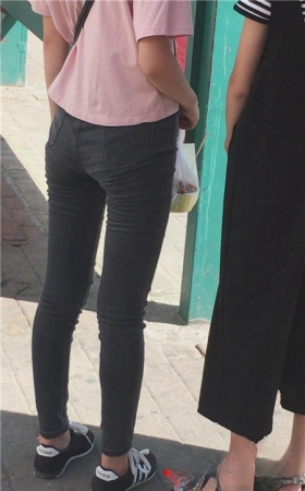 等公交的小妹