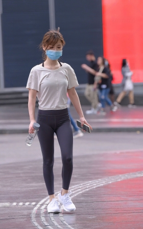 青春的紧身裤女孩 [17P]