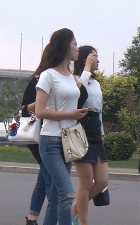 短裙长腿美女等来接她的司机