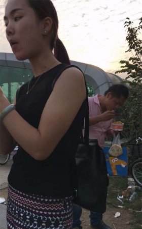 买小吃的两个紧绷包臀短裙肉丝白腿美眉