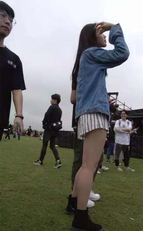 牛仔外套美腿逆天高颜值青春美女