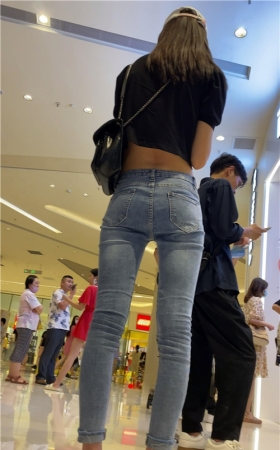 露腰的苗条长腿小姐姐