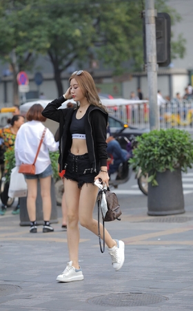 路肚脐的热裤小姐姐