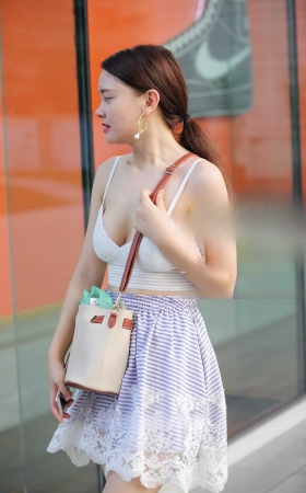 低胸吊带上衣 夏日炎炎秀出性感 [18P]