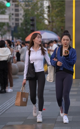 逛街的黑紧裤美女(80P)