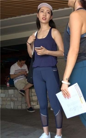4K – 练习瑜伽的高颜值瑜伽紧身裤女孩！[2.51 GB]