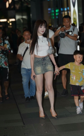 超短牛仔裙美腿辣妈 [21P]