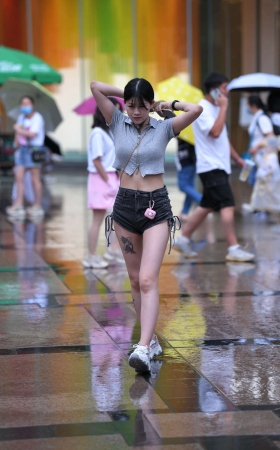 街拍热牛运动鞋小姐姐 [21P]