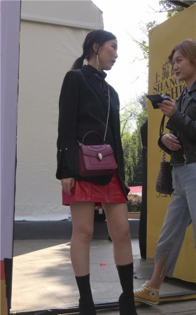 红裙妹子