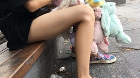 街拍苗条美腿小妹，拿着一堆兔子娃娃