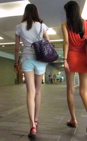 服装店遇见橙色紧身包臀裙美女