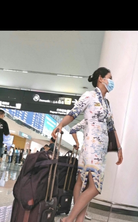 原创4K航站楼偶遇海航空姐灰丝细高跟脱鞋歇会 4P