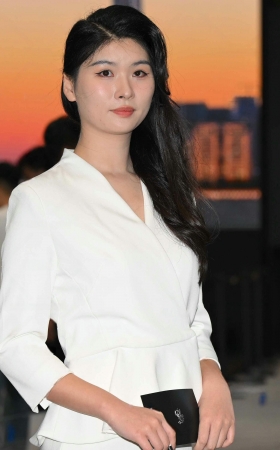 241115-60=28√端庄丝袜美女，送4k超清18秒 7P