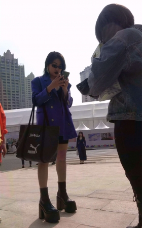 蓝色外套美女的皮鞋有点太大了吧