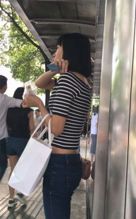 等公交的蓝色紧身牛仔裤美眉饱满圆臀