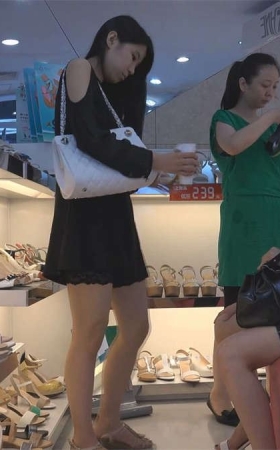 两双如此相似的玉足竟然还试穿同款