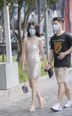 鱼鳞片连衣裙