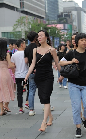 黑色短裙美女