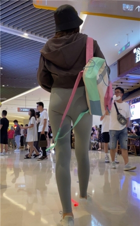 灰色瑜伽裤美女