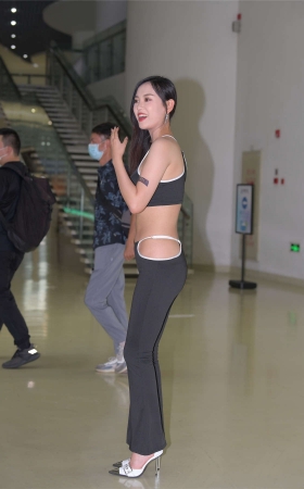 黑色迷人紧身裤