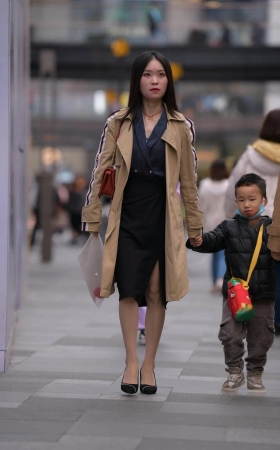 街拍丝腿高跟宝妈 [20P]