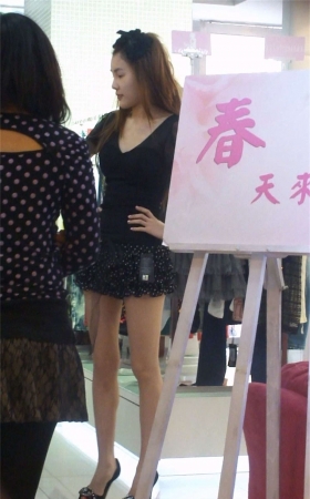 超短裙美眉的极品高跟美腿