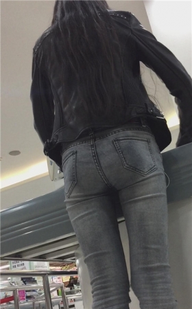 超市里的牛仔裤小妹