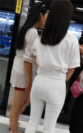 地铁里的紧身白裤