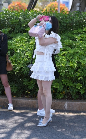 白短裙高跟鞋美女