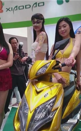 4k-劲爆火辣身材的机车美女模特。