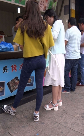 黄衣深蓝色紧身裤极品美女