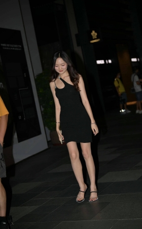 夜拍黑色裙美腿女神 [21P]