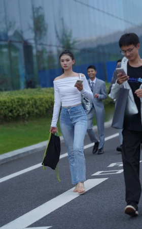 街拍牛仔裤马尾辫美眉 [23P]
