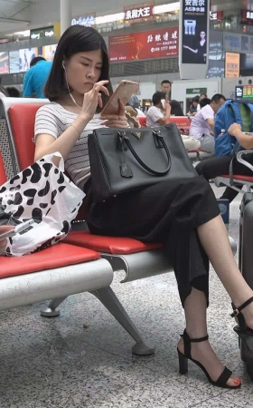红色美甲街拍凉高跟美女