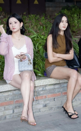 LB048-47P 上海时装周粉嫩美腿女孩坐姿拍摄