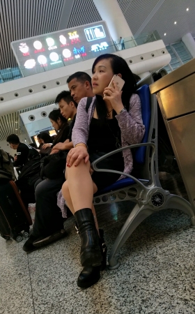 黑色连衣裙肉色丝袜黑色高跟少妇车站等车