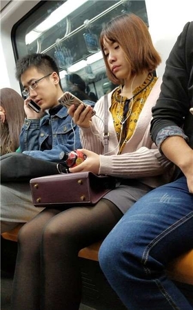 4k-地铁上的小清新美腿街拍黑丝美女