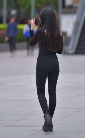 香肩纹身美女 [10P]