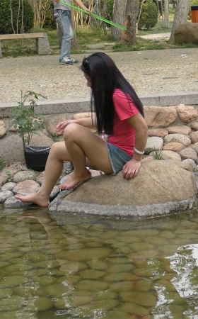 小美女在河边玩水